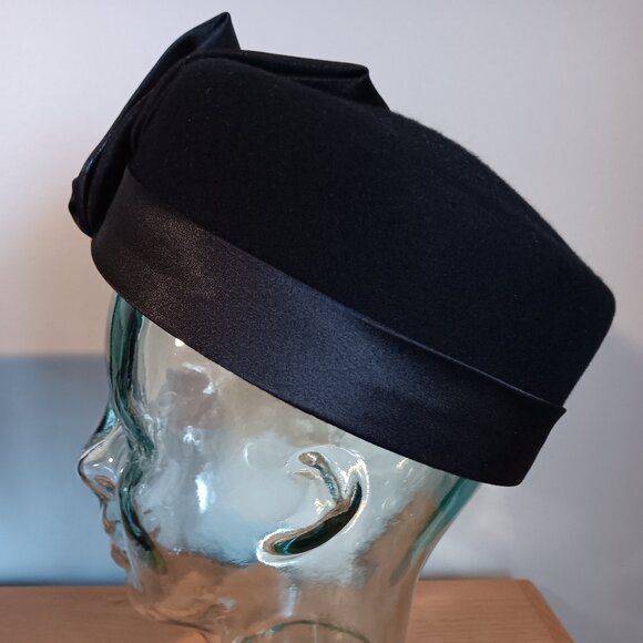 Stunning Vintage Black Pillbox Hat by Georgi: 1960s Jackie Kennedy Onassis - Picture 4 of 8